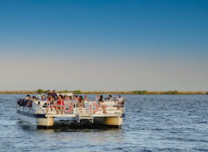 ProMorar Recife leva crianças para passeio de catamarã pelo Capibaribe