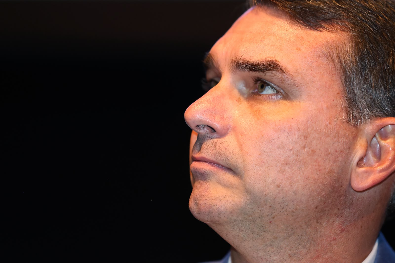 Suspeita de fuga faz PF cancelar passaporte de Flávio Bolsonaro