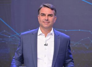 Flávio Bolsonaro promete parceria com Raquel Lyra caso seja eleito presidente