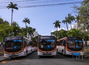 Governo de Pernambuco entrega 100 ônibus climatizados para a RMR