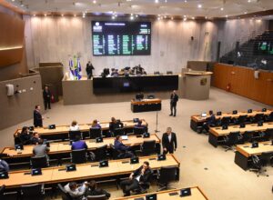 Decreto não assinado pelo Estado trava pagamento de estagiários da Alepe