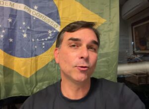 Flávio Bolsonaro fala em disputar nova eleição presidencial no Brasil “antes de 2030”