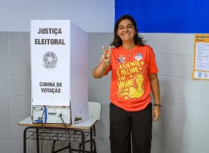 Viviane Facundes vota em Gravatá acompanhada da família neste domingo (4)