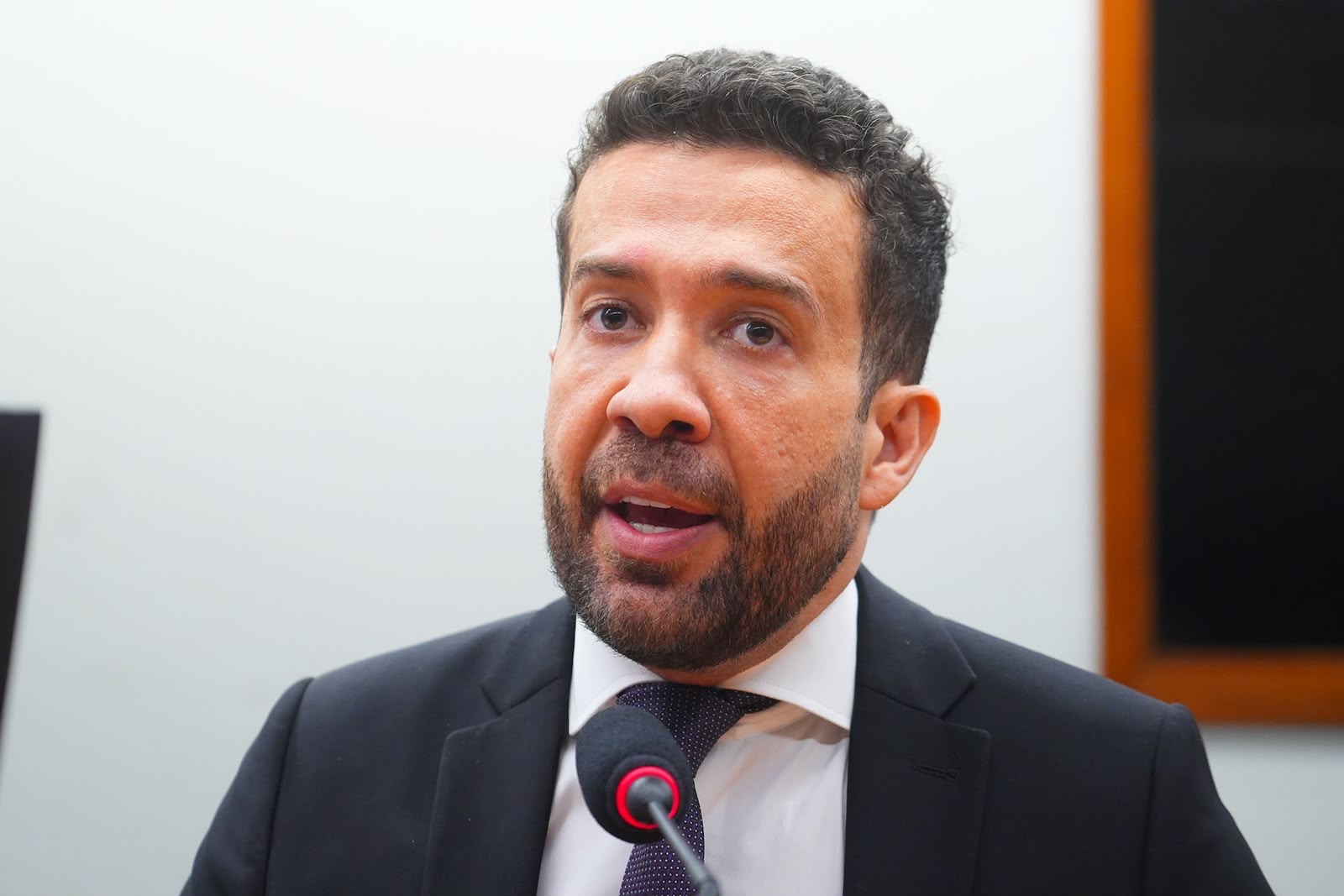 André Janones sofre arritmia cardíaca e é internado em São Paulo