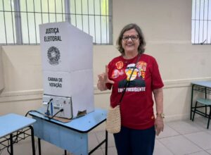 Teresa Leitão acompanha chapa majoritária e vota em Olinda