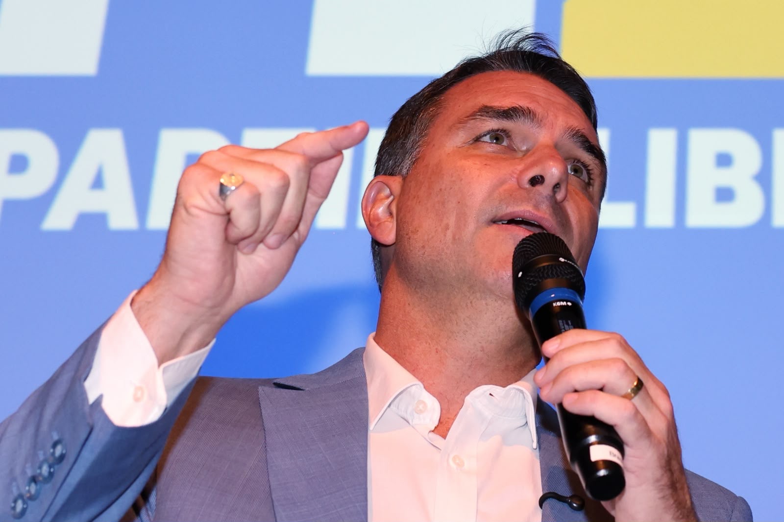 Em carta, Flávio Bolsonaro promete liderar oposição do exterior