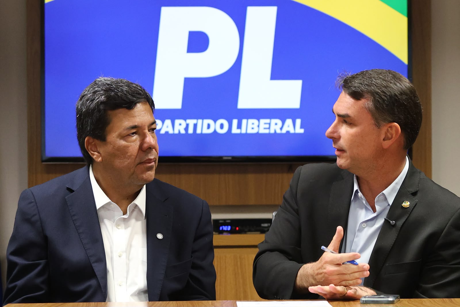 Coluna da segunda: Mendonça articula apoio de prefeitos a Flávio Bolsonaro