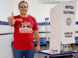 Breno Araújo vota em Serra Talhada e defende continuidade do governo Lula